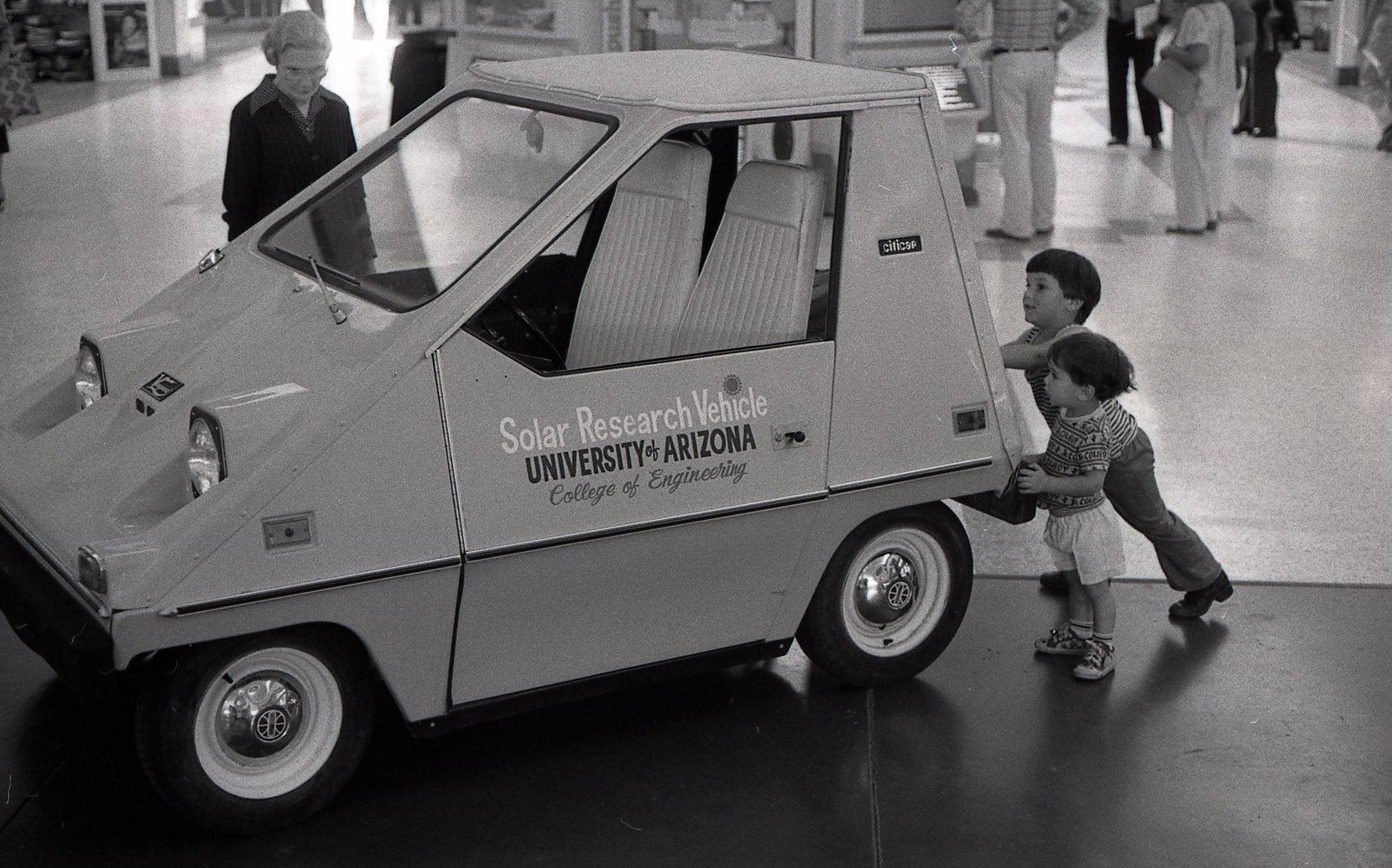 El Con solar-powered car